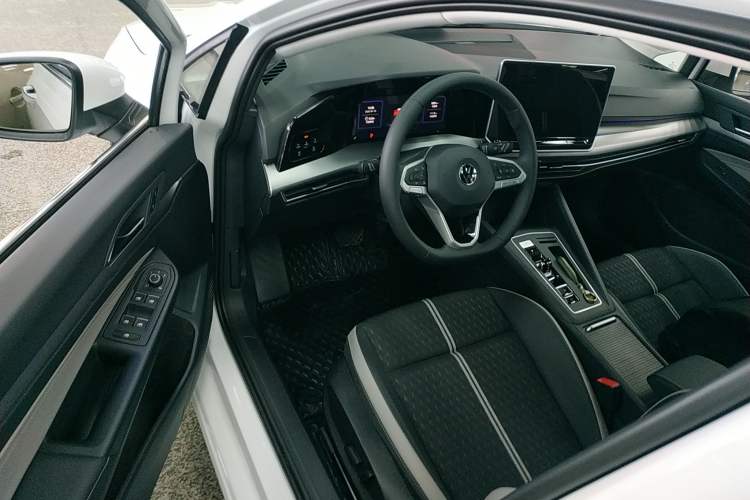 Used Volkswagen Golf 2025 Facelifted 300TSI Pro Left Front Seat