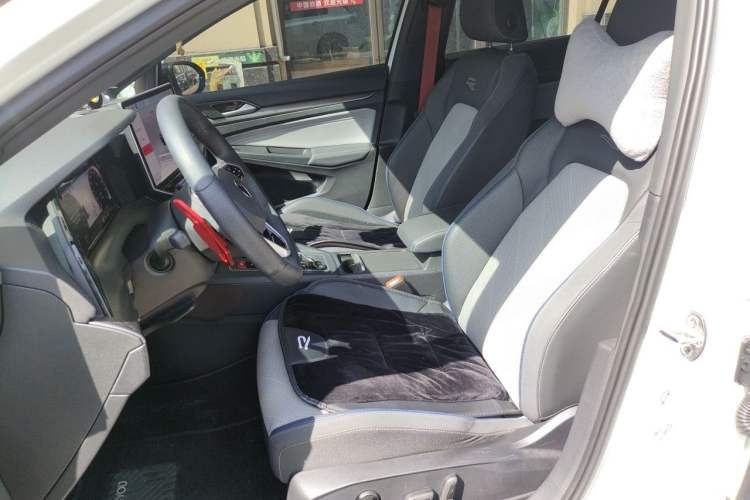 Used Volkswagen Golf 2025 300TSI R-Line Left Front Seat