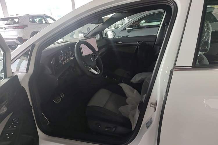 Used Volkswagen Golf 2025 300TSI R-Line Left Front Seat