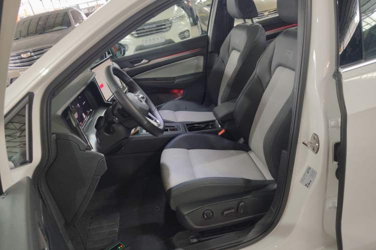 Used Volkswagen Golf 2025 300TSI R-Line Left Front Seat