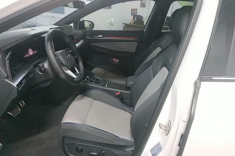 Used Volkswagen Golf 2025 300TSI R-Line Left Front Seat