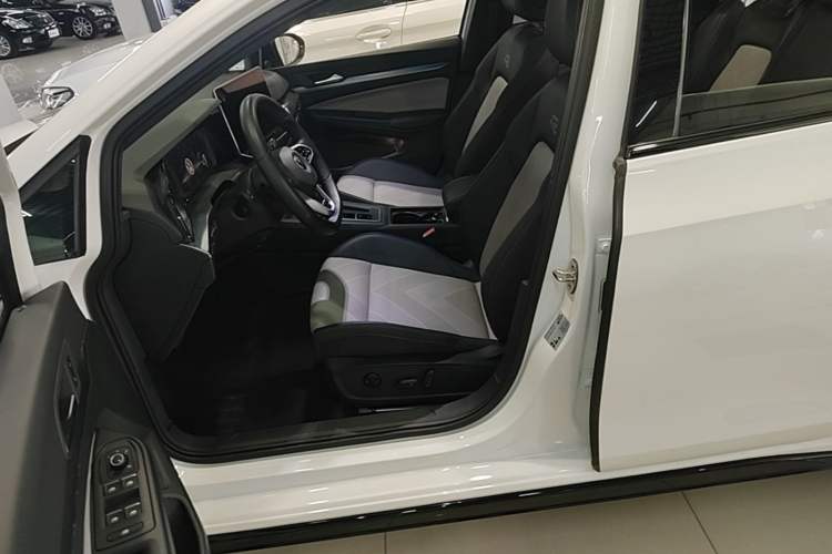 Used Volkswagen Golf 2025 300TSI R-Line Left Front Seat