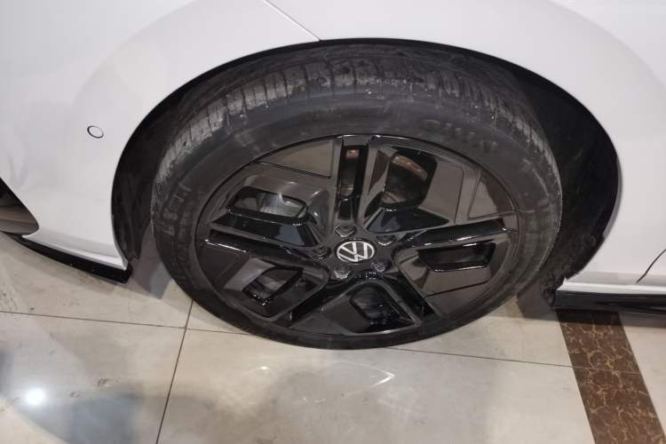 Used Volkswagen Golf 2025 300TSI R-Line Left Front Wheel Hub