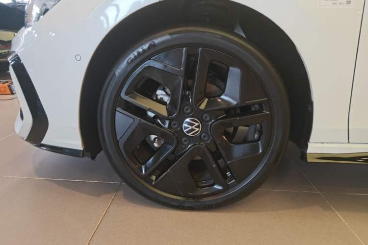 Used Volkswagen Golf 2025 300TSI R-Line Left Front Wheel Hub