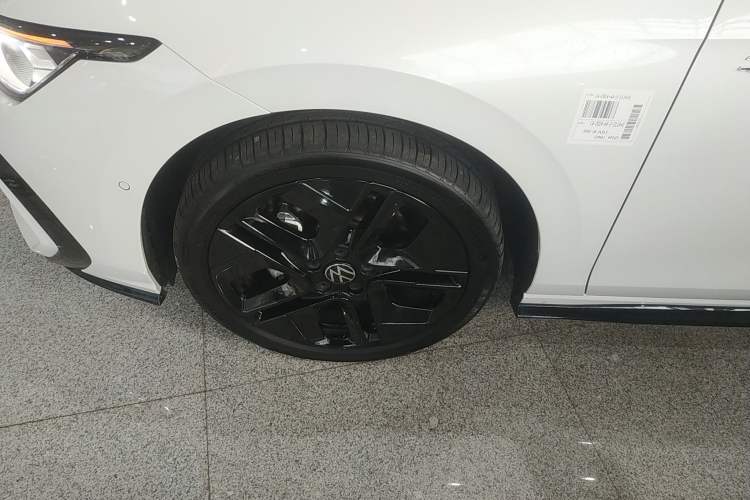 Used Volkswagen Golf 2025 300TSI R-Line Left Front Wheel Hub