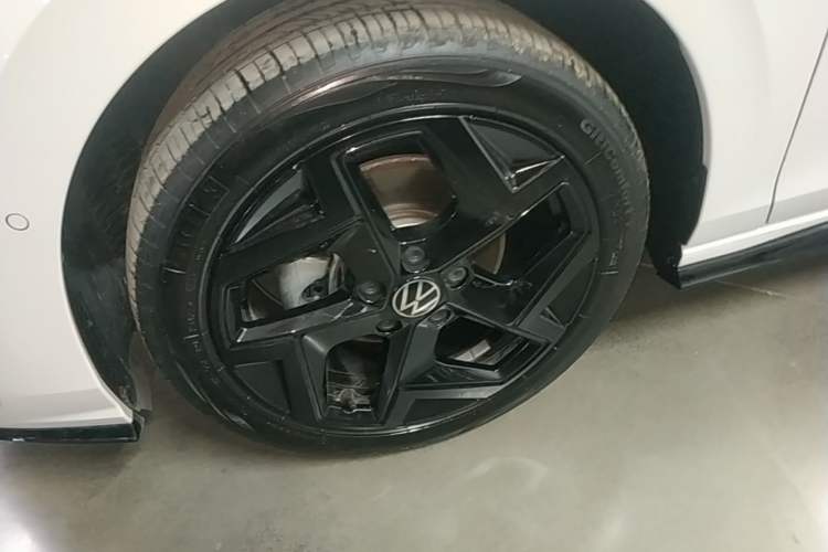 Used Volkswagen Golf 2025 300TSI R-Line Left Front Wheel Hub