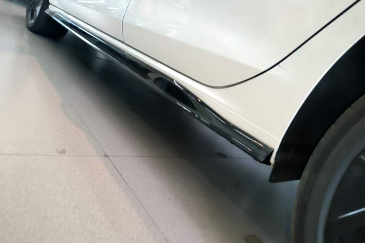 Used Volkswagen Golf 2025 300TSI R-Line Left Side Sill