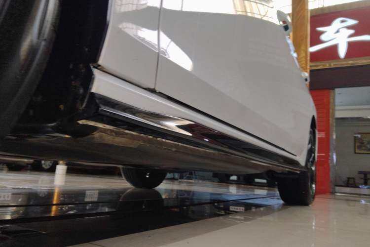 Used Volkswagen Golf 2025 300TSI R-Line Left Side Sill