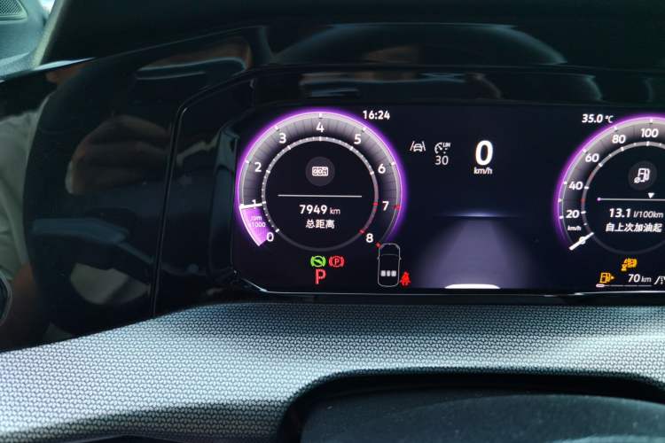 Used Volkswagen Golf 2025 300TSI R-Line Odometer Close Up
