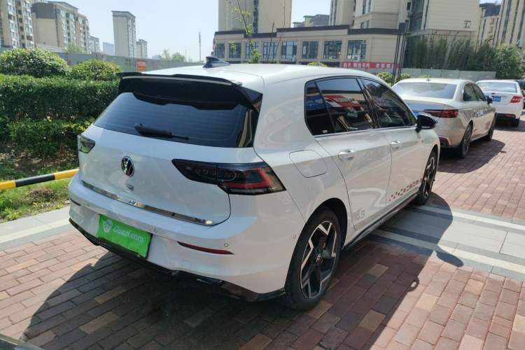 Used Volkswagen Golf 2025 300TSI R-Line Rear Right 45 Deg