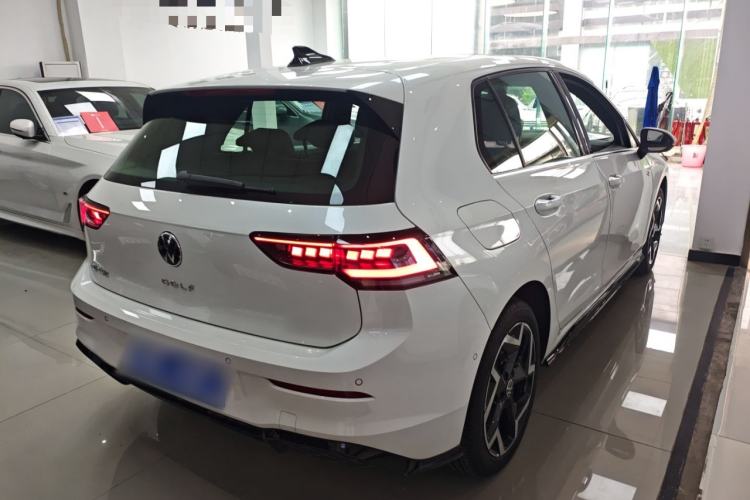 Used Volkswagen Golf 2025 300TSI R-Line Rear Right 45 Deg