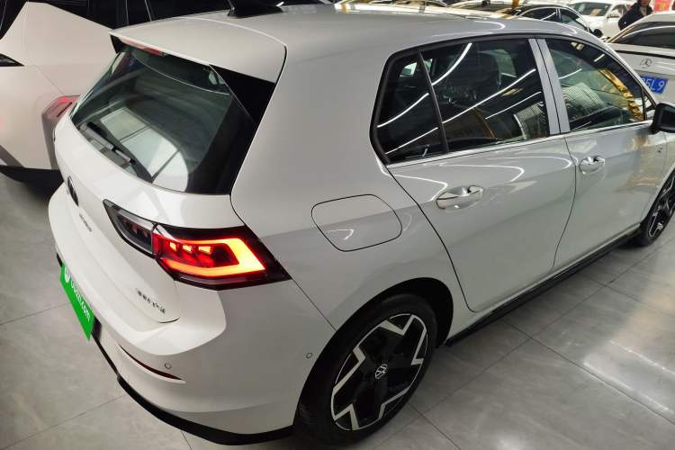 Used Volkswagen Golf 2025 300TSI R-Line Rear Right 45 Deg