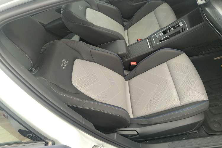 Used Volkswagen Golf 2025 300TSI R-Line Right Front Seat