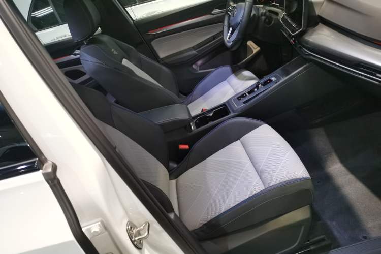 Used Volkswagen Golf 2025 300TSI R-Line Right Front Seat