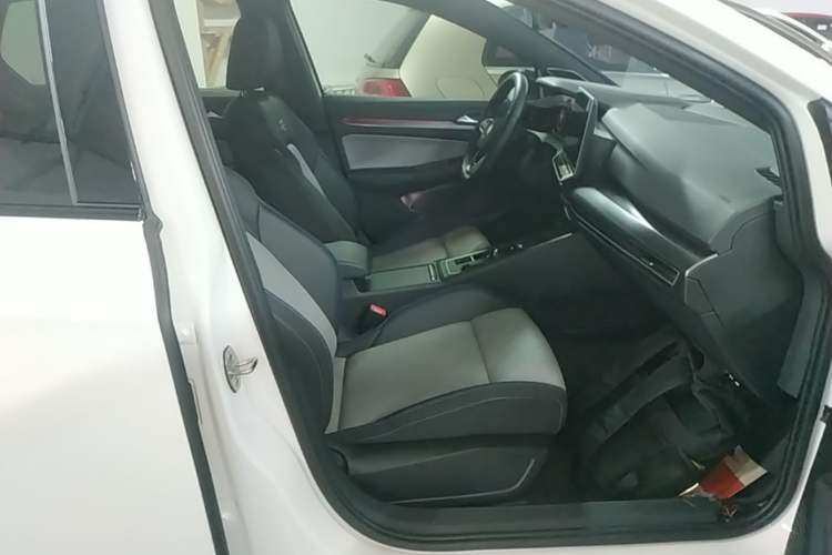 Used Volkswagen Golf 2025 300TSI R-Line Right Front Seat