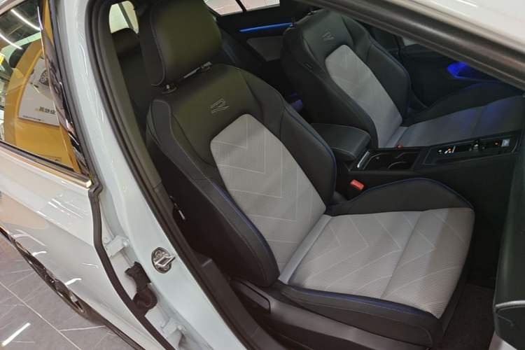 Used Volkswagen Golf 2025 300TSI R-Line Right Front Seat