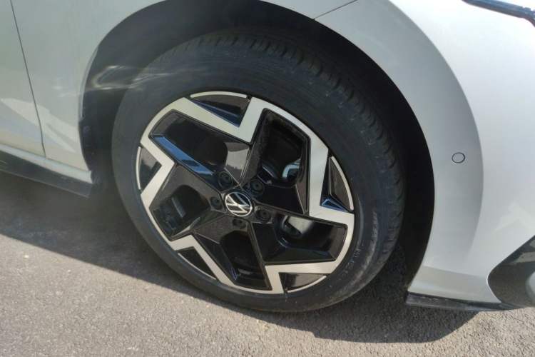 Used Volkswagen Golf 2025 300TSI R-Line Right Front Wheel Hub