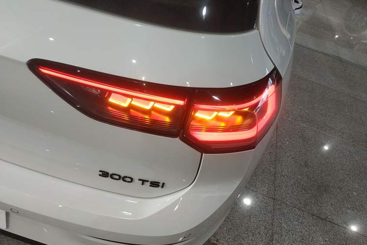 Used Volkswagen Golf 2025 300TSI R-Line Right Rear Taillight