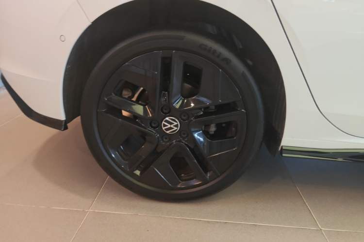 Used Volkswagen Golf 2025 300TSI R-Line Right Rear Wheel Hub