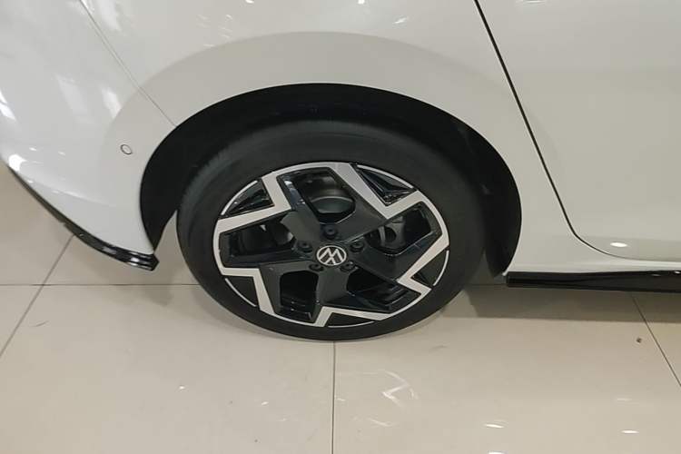 Used Volkswagen Golf 2025 300TSI R-Line Right Rear Wheel Hub