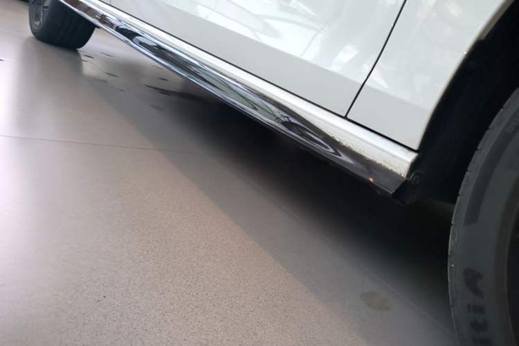 Used Volkswagen Golf 2025 300TSI R-Line Right Side Sill