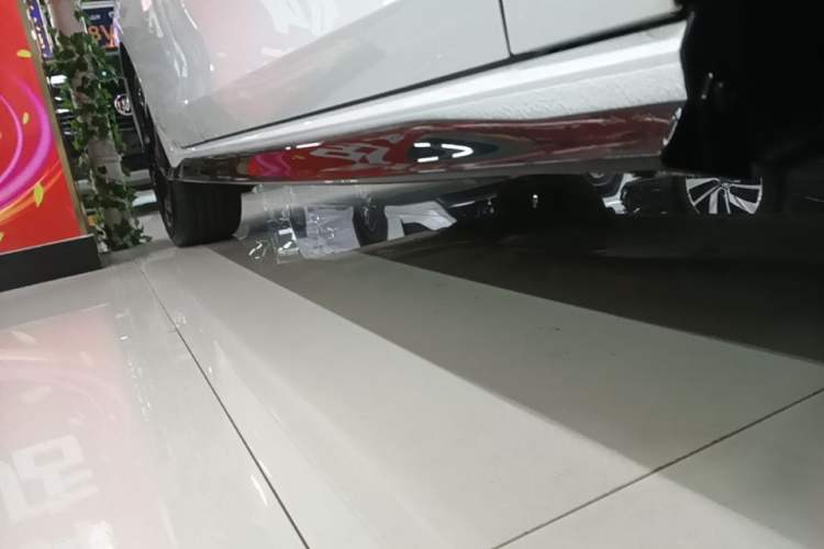 Used Volkswagen Golf 2025 300TSI R-Line Right Side Sill