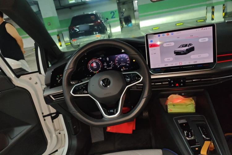 Used Volkswagen Golf 2025 Facelift 300TSI R-Line Steering Wheel