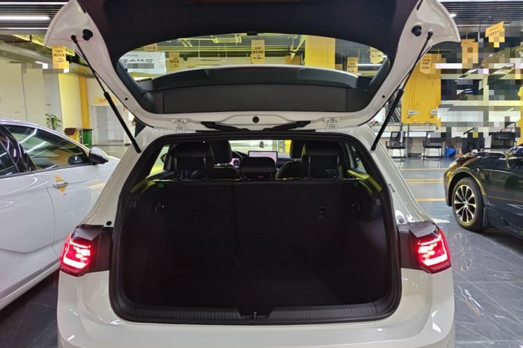 Used Volkswagen Golf 2025 300TSI R-Line Trunk