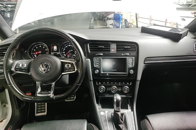 Used Volkswagen Golf GTI 2016 2.0 TSI GTI Center Console