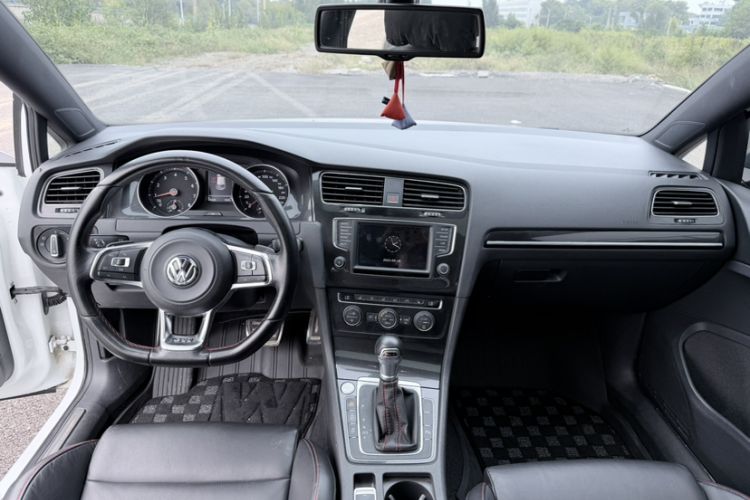 Used Volkswagen Golf GTI 2016 2.0 TSI GTI Interior 1