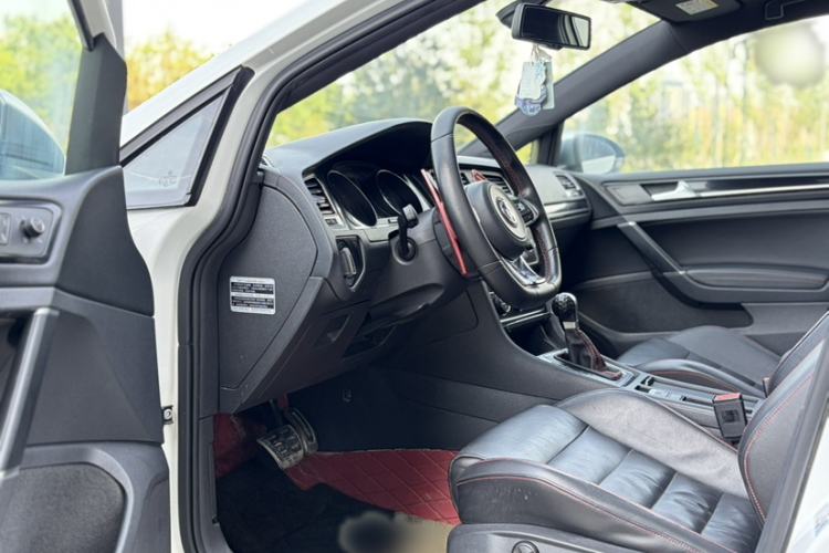 Used Volkswagen Golf GTI 2016 2.0 TSI GTI Interior 9