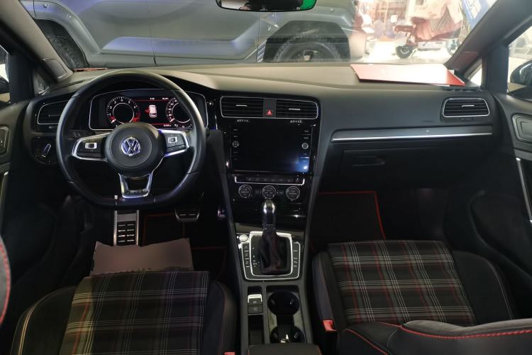 Used Volkswagen Golf GTI 2018 2.0 TSI GTI Center Console