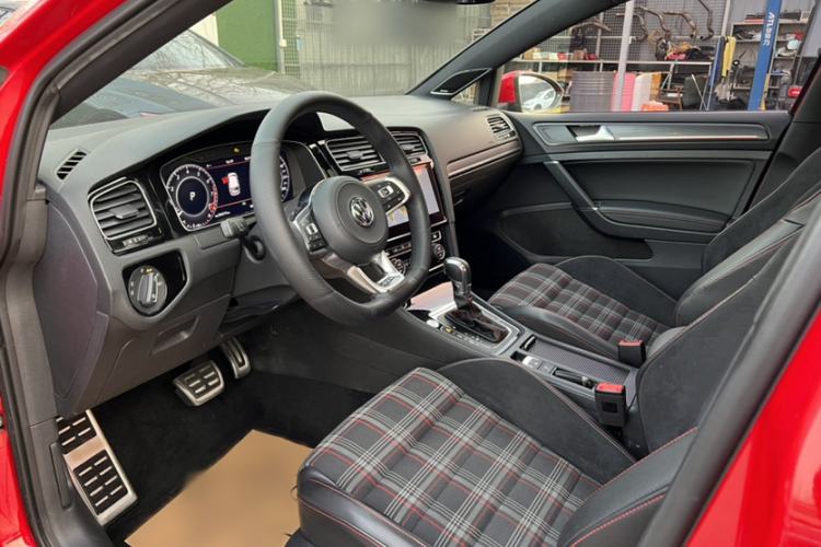 Used Volkswagen Golf GTI 2018 2.0 TSI GTI Interior 5