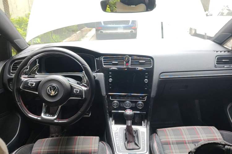 Used Volkswagen Golf GTI 2018 2.0 TSI GTI Center Console