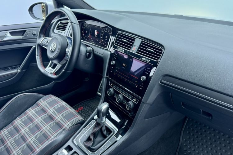 Used Volkswagen Golf GTI 2018 2.0 TSI GTI Interior 9