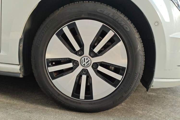 Used Volkswagen Golf New Energy 2015 GTE model Right Front Wheel Hub