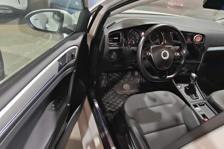 Used Volkswagen Golf Pure Electric 2020 Chari Driver Seat
