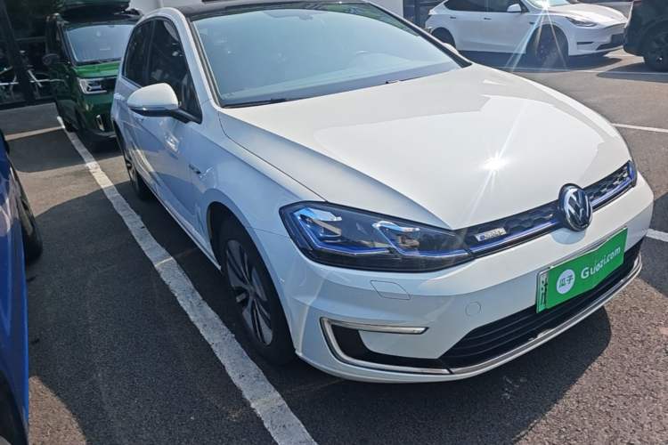 Used Volkswagen Golf Pure Electric 2020 Chari Front Right 45 Deg