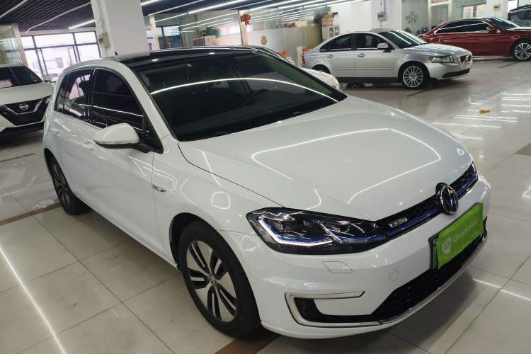 Used Volkswagen Golf Pure Electric 2020 Chari Front Right 45 Deg
