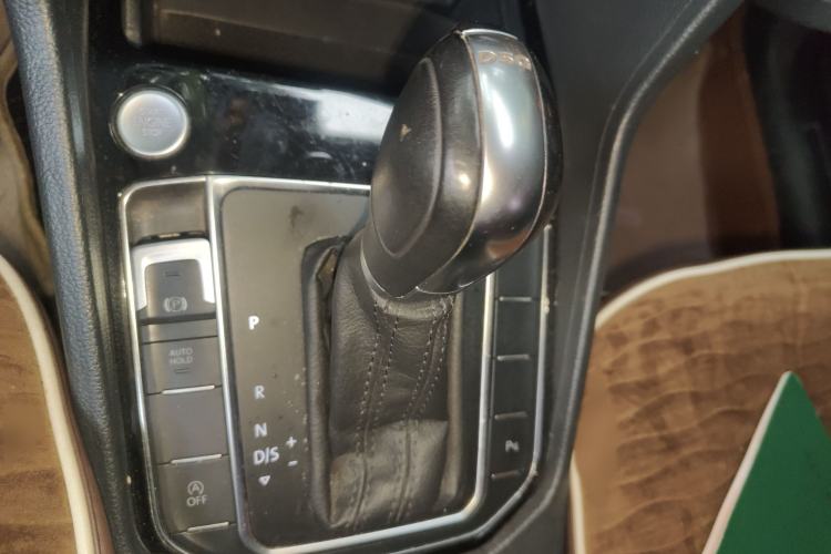 Used Volkswagen Golf Sportsvan 2016 280TSI Automatic Luxury Model Gear Lever