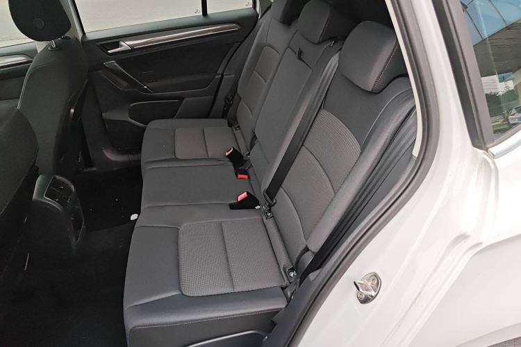 Used Volkswagen Golf Sportsvan 2016 230TSI Manual Entry-Level Trim Interior 1