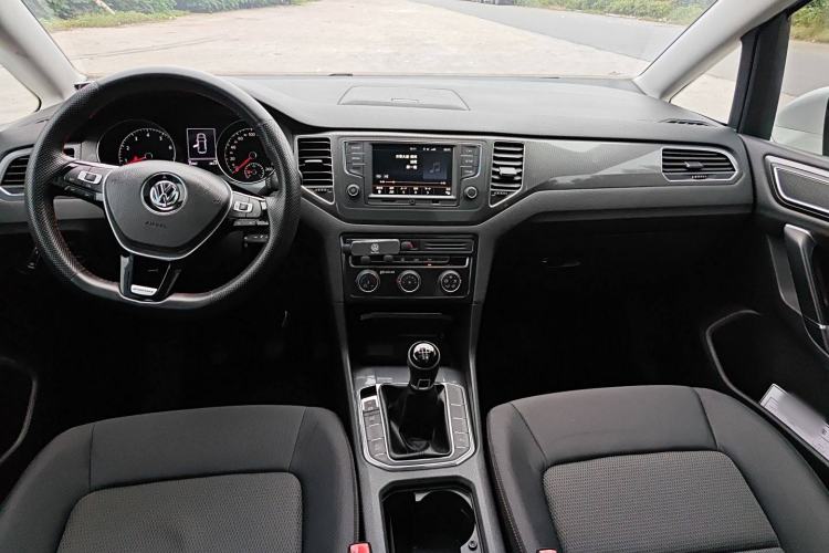 Used Volkswagen Golf Sportsvan 2016 230TSI Manual Entry-Level Trim Interior 3