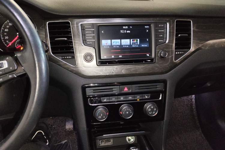 Used Volkswagen Golf Sportsvan 2016 230TSI Automatic Luxury Version Audio And AC Panel