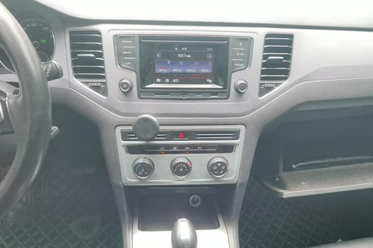 Used Volkswagen Golf Sportsvan 2016 230TSI Automatic Trend Edition Audio And AC Panel