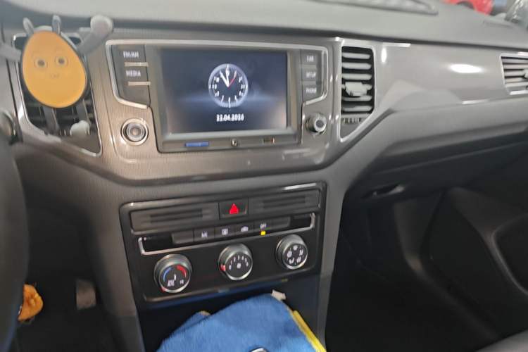 Used Volkswagen Golf Sportsvan 2016 230TSI Automatic Trend Edition Audio And AC Panel
