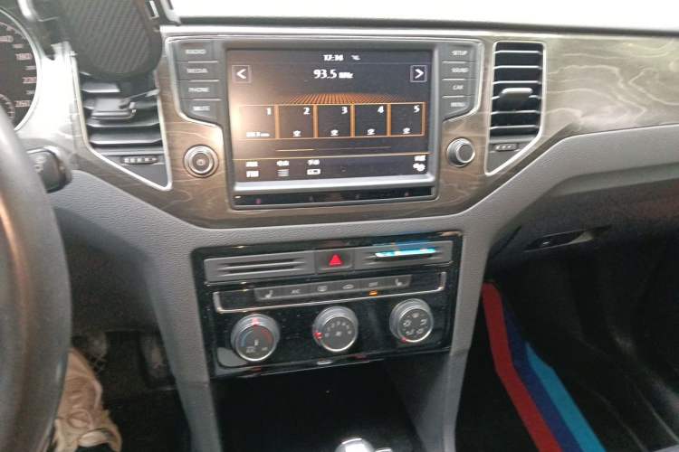Used Volkswagen Golf Sportsvan 2016 230TSI Automatic Luxury Version Audio And AC Panel