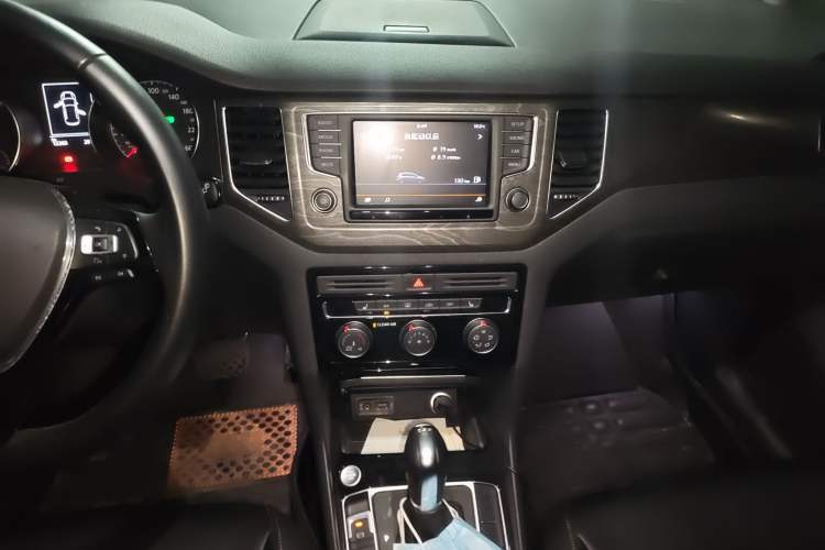 Used Volkswagen Golf Sportsvan 2016 230TSI Automatic Luxury Version Audio And AC Panel