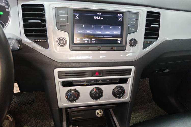 Used Volkswagen Golf Sportsvan 2016 230TSI Automatic Trend Edition Audio And AC Panel