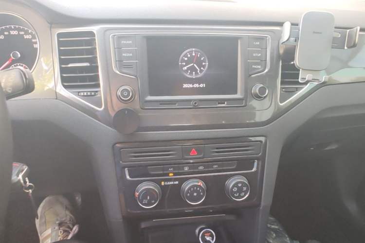 Used Volkswagen Golf Sportsvan 2016 230TSI Automatic Trend Edition Audio And AC Panel