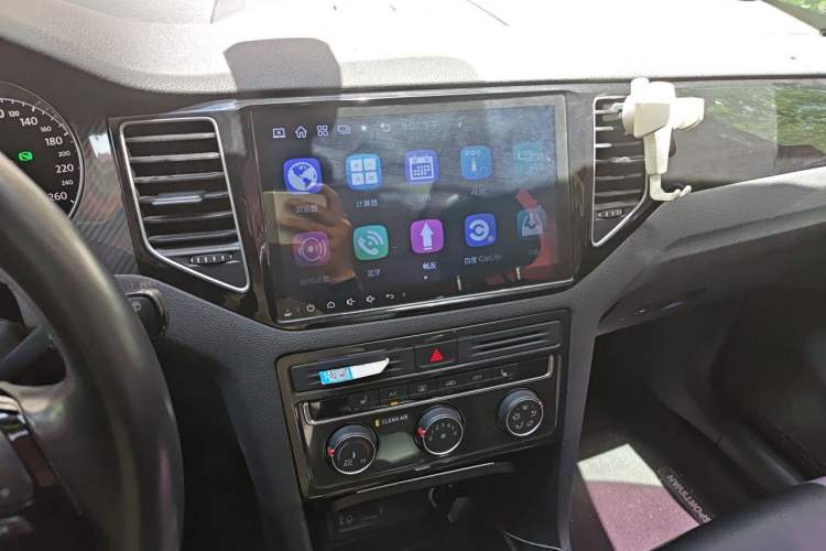 Used Volkswagen Golf Sportsvan 2016 230TSI Automatic Luxury Version Audio And AC Panel
